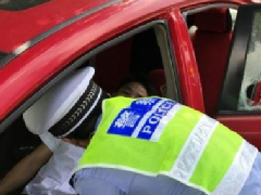 國慶假，男子高速被堵10小時(shí)車內(nèi)暈倒